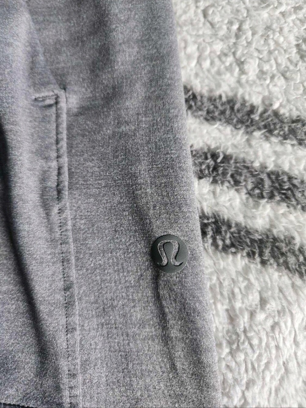 Lululemon Women's Heathered Slate On The Fly Short - Picture 4 of 6